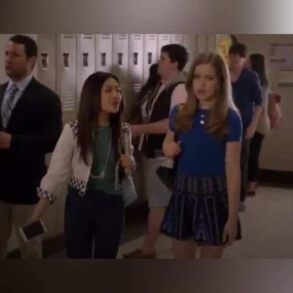 Bcbgmaxazria Bronwyn Skirt in Navy Multi worn by Emma Duval - Picture 5 of 9